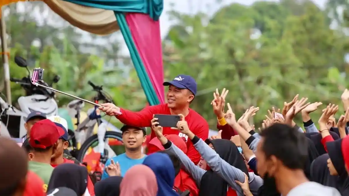 Berada di Antara Ribuan Warga Lampung Barat, Bupati Parosil Ajak Jaga Kesehatan