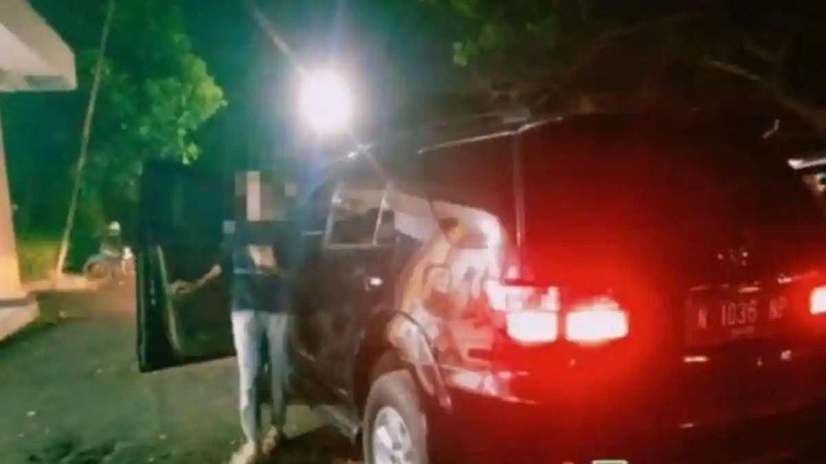 Warga Grebek Mobil Pelat Merah yang Parkir Berjam-jam Mesin Nyala, Yang Keluar Anak Kepala Dinas