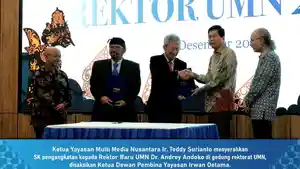Teddy-Surianto-menyerahkan-SK-Pengangkatan-kepada-Rektor-Baru-Andrey-Andoko-DokUMN.jpg
