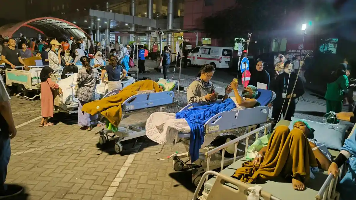 Begini Kondisi Pasien RS Unair yang Dievakuasi saat Terjadi Gempa - Pasien-RS-Unair-meluber-di-luar-gedung-Jumat-2232024.jpg