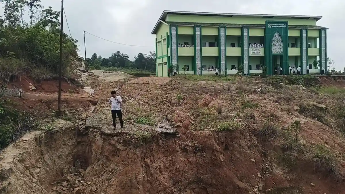Kampus B MTSN 1 Muara Enim Difungsikan, Jalan Jadi Keluhan Siswa dan Guru, Minta Dibangun Jembatan