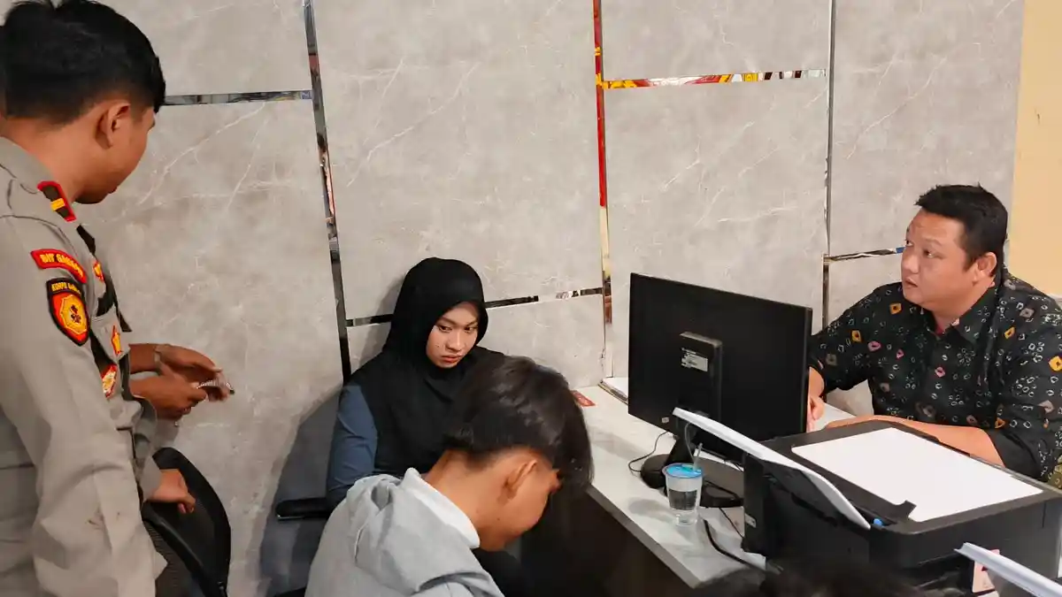 Santai Duduk di Bawah Jembatan Ampera Usai Olahraga, HP Mahasiswa di Palembang Malah Hilang Dicuri