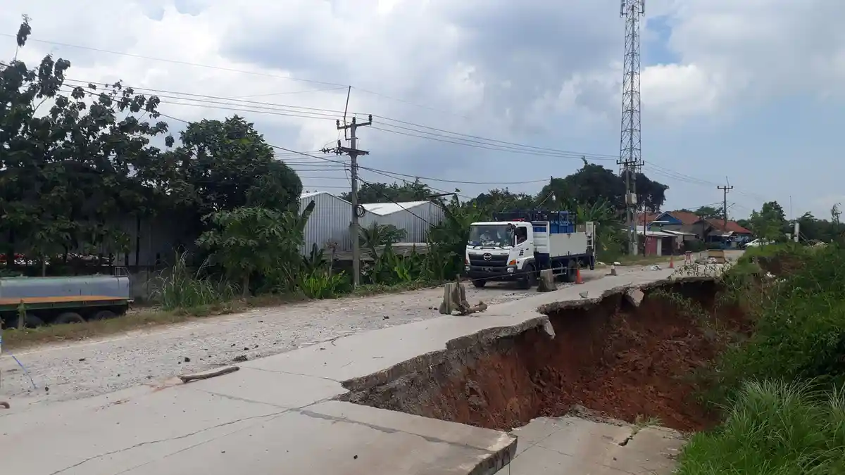 Jalan Tamelang-Curug Karawang Ambles Sedalam 6 Meter, Hambat Akses Warga Menuju Purwakarta