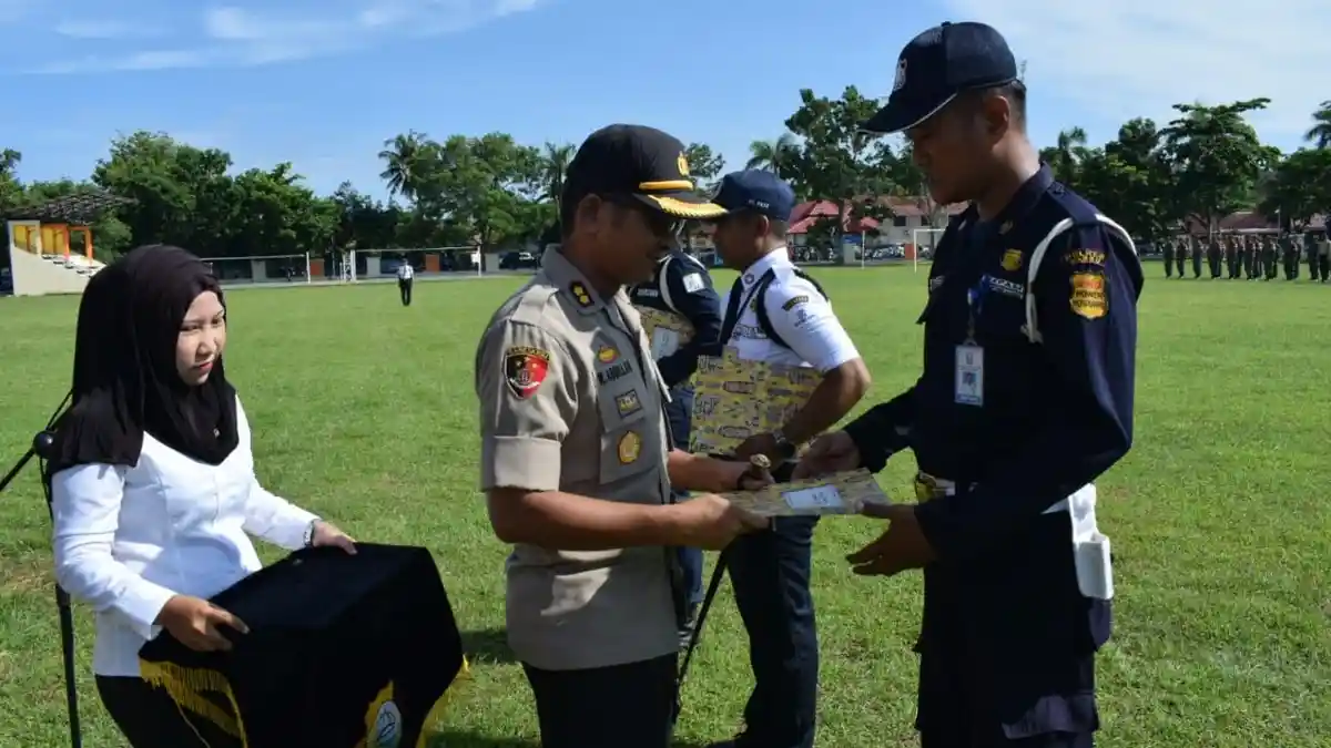Peringati HUT Ke-39 Satpam, Kapolres Barru Serahkan Penghargaan Bagi Security Berprestasi