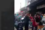 Seorang-pedagang-di-sungai-penuh-meluapkan-kekecewaannya.jpg