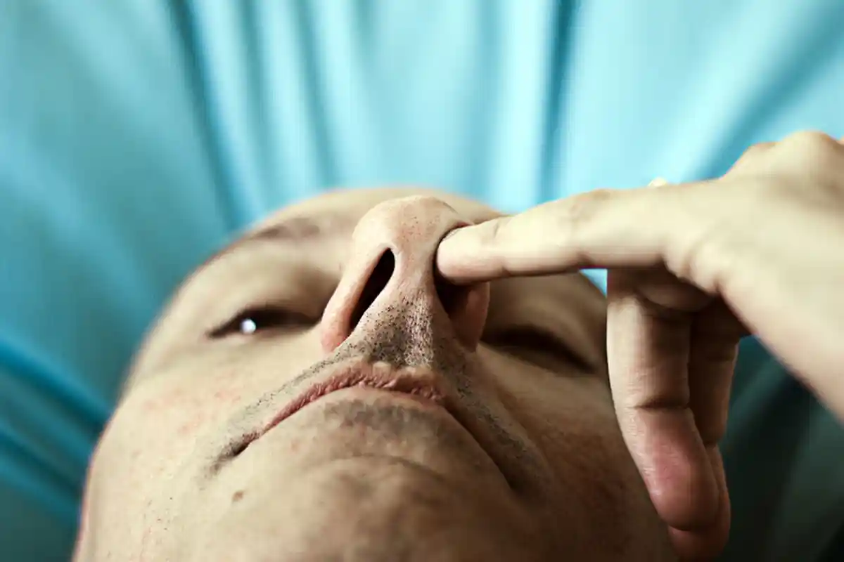 Selain Terkesan Jorok, Ini Dampak Buruk Kebiasaan Mengupil