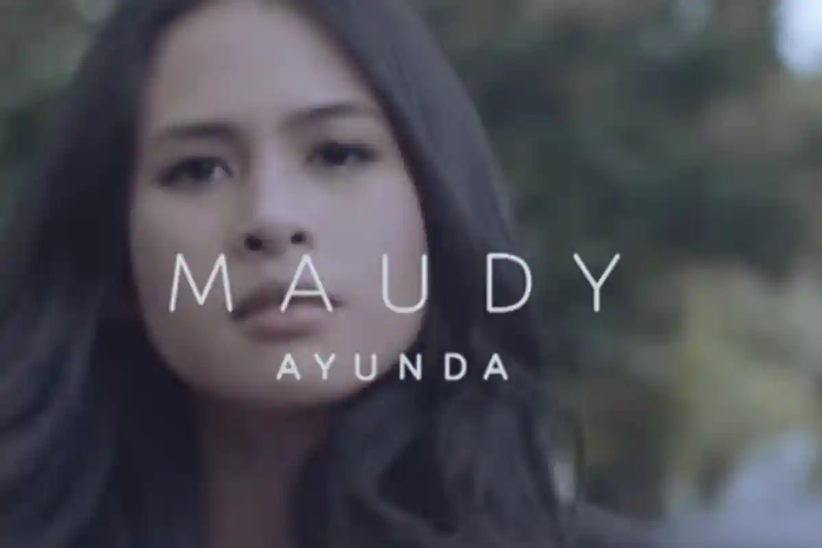 Chord & Kunci Gitar 'Tiba Tiba Cinta Datang' Maudy Ayunda, Kisahkan Seseorang yang Jatuh Cinta