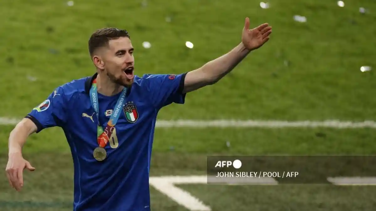 Legenda Brasil Usul Patung Jorginho Dibangun di Markas Chelsea