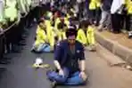 Mahasiswa Sholat Di Depan Istana Merdeka