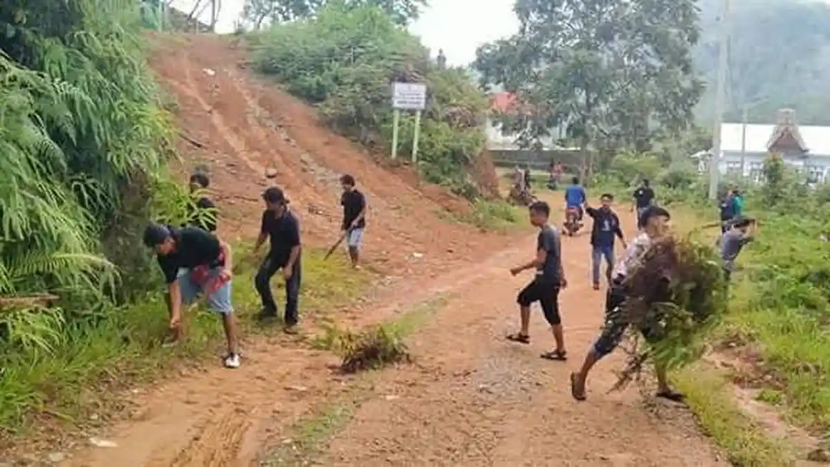 Musim Hujan, Ikatan Mahasiswa Sangtiangkaran Bersihkan Jalan Menuju Lolai