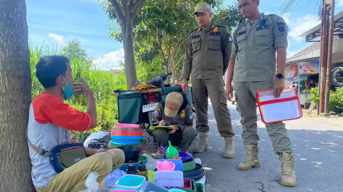 Akses Jalan Tersendat Ulah PKL, Satpol PP Kediri Turun Tangan Tertibkan Pasar Wates