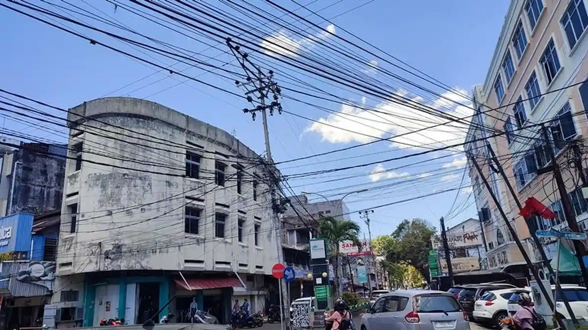BREAKING NEWS: Warga Keluhkan Kabel Listrik Semrawut di Pusat Kota Manado Sulawesi Utara