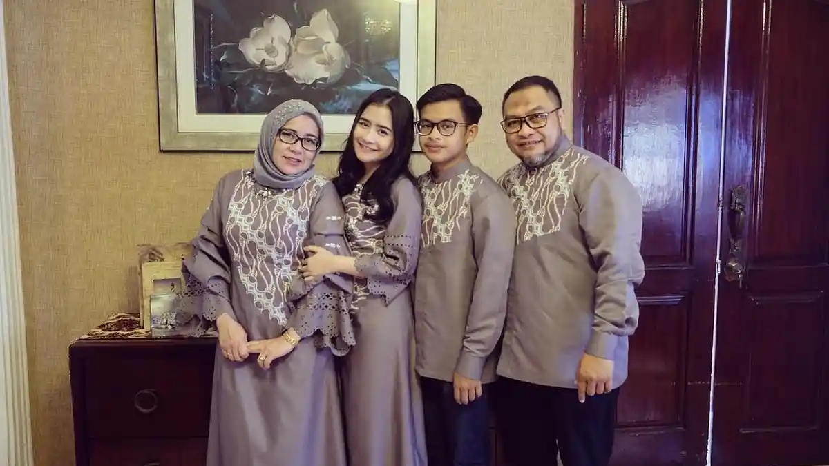 Suka Koleksi Handbag Bermerek, Mama Prilly Latuconsina Ternyata Fashionable Juga Kesehariannya!