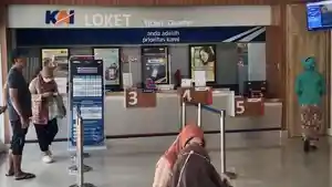 Loket-penjualan-tiket-kereta-api-di-Stasiun-Tawang.jpg