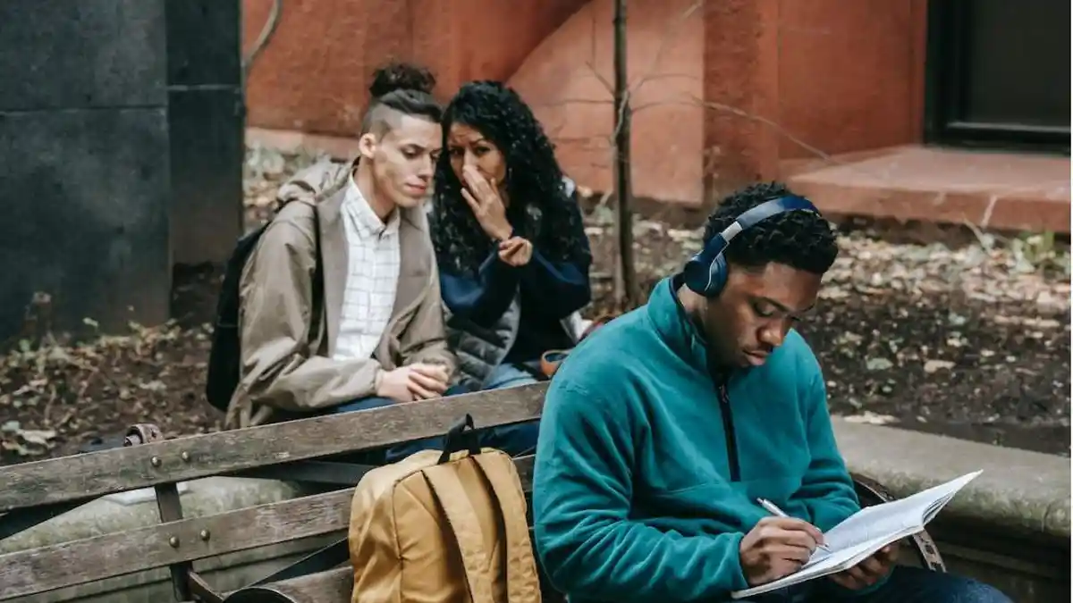 7 Tanda Kamu Jadi Bahan Gosip Teman Kantor, Bikin Lingkungan Kerja Jadi Toxic