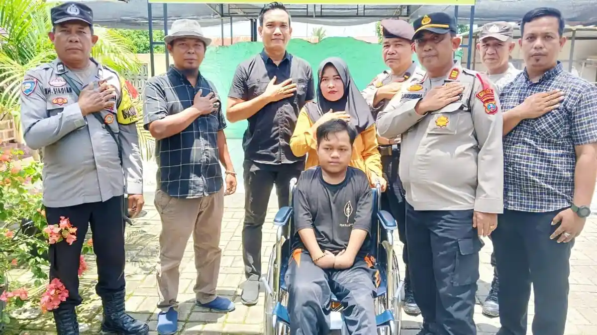 Implementasi Polisi Problem Solver, Peduli Disabilitas, Kapolres Sergai Serahkan Kursi Roda