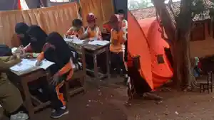 Para-guru-dan-siswa-SDN-Tamberu-harus-belajar-di-tenda.jpg