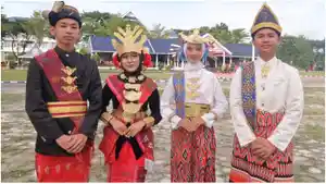 BAJU-ADAT-Sejumlah-siswa-siswi-dari-UPT-SMP-Negeri-1-Pangsid.jpg