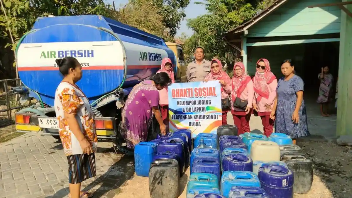 Polsek Tunjungan Bersama Relawan Kelompok Joging dan DD Lapkri Salurkan Air Bersih di Desa Sukorejo