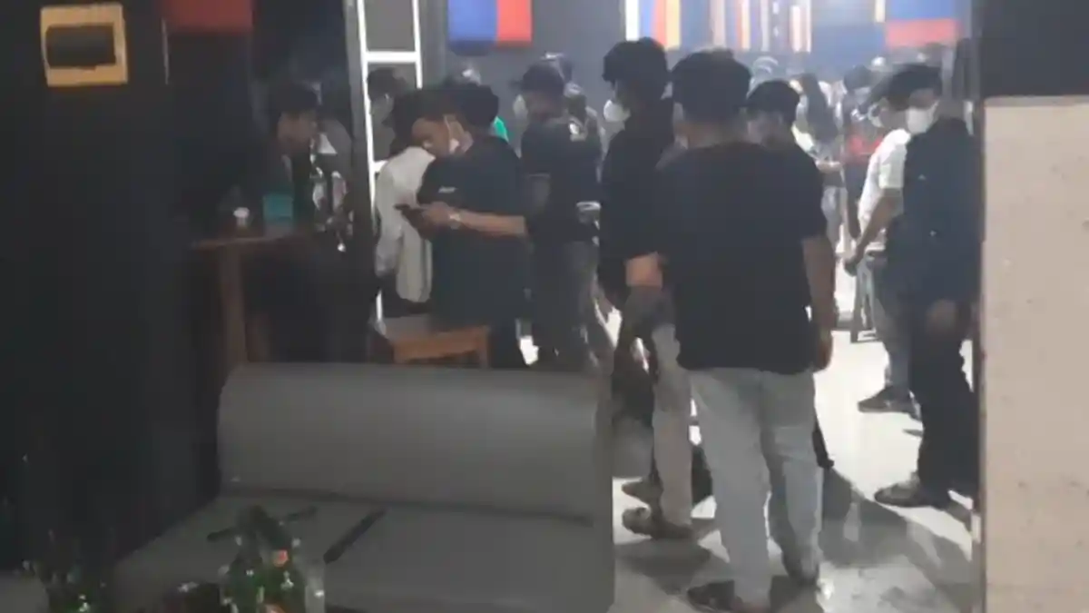 Beroperasi di Tengah PPKM, Polisi Bubarkan Hingga Tutup Diskotek X-Bar Pangkalpinang