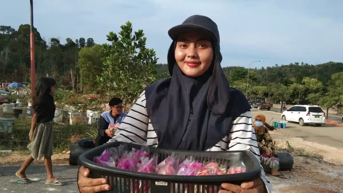 ANISA Siregar, Penjual Bunga di TPU Sei Temiang Batam, Raup Jutaan Rupiah dari Ziarah Makam