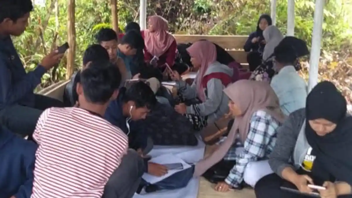 Aduh, Mahasiswa dan Mahasiswi Berdesakan Saat Belajar Online Meski Sedang Pandemi, Ini Penyebabnya