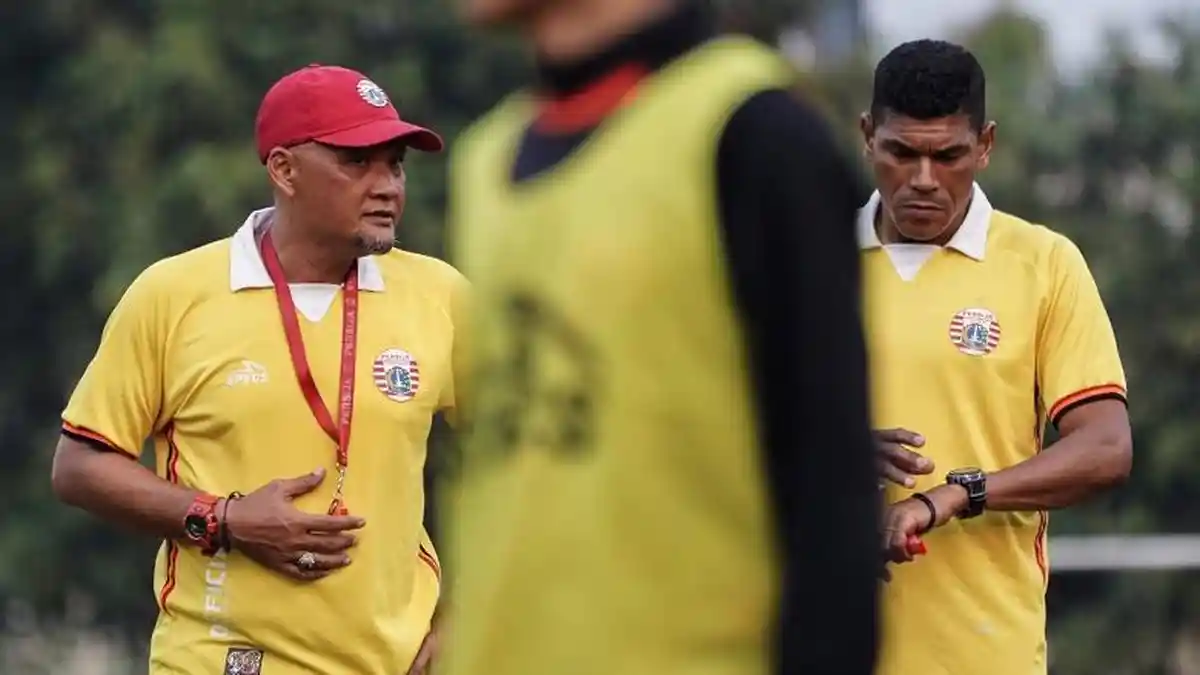 Pelatih Sudirman Pimpin Latihan Persija Jelang Hadapi Barito Putera