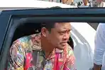 Bobby-Nasution-saat-hendak-menaiki-mobil-dinasnya.jpg