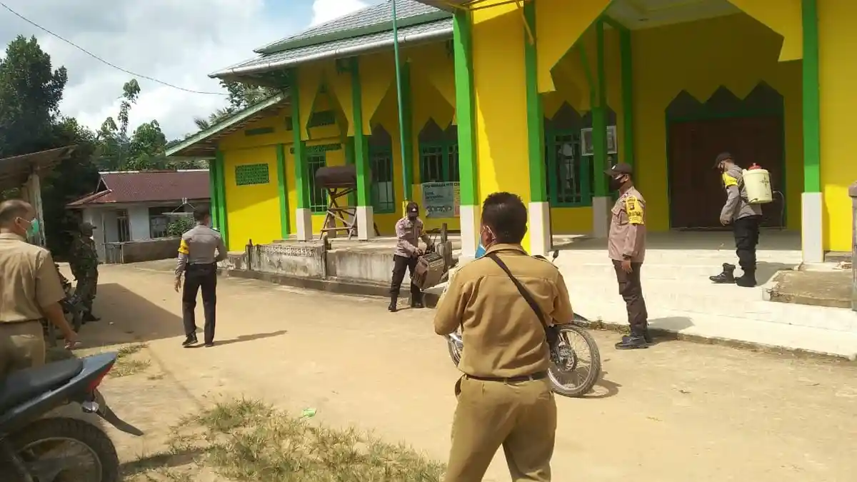 Sterilisasi, Polisi dan TNI Semprot Tempat Ibadah dengan Disinfektan di Bonti