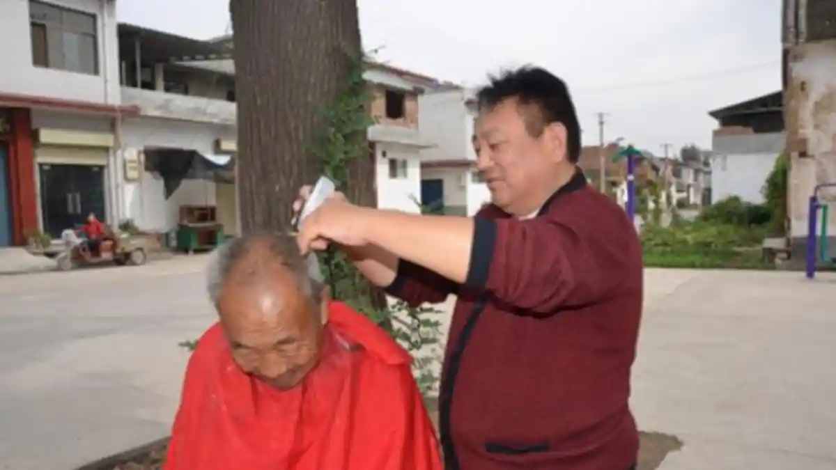 Hebat! Tukang Cukur Ini Pasang Tarif Potong Rambut Cuma Rp 2.000, Tak Berubah Selama 25 Tahun