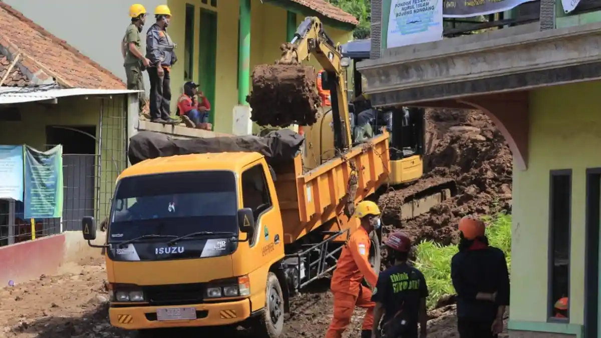 Penyelidikan Kasus Longsor Cimanggung Tunggu Evakuasi Korban Lebih Dahulu