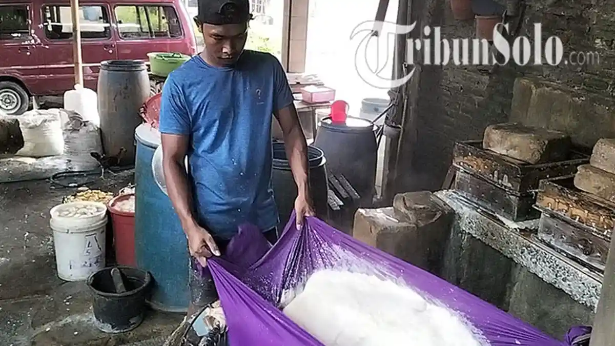 Harga Kedelai Naik Terus Tak Terkendali,Produsen Tahu di Tasikmadu Karanganyar Pusing Tujuh Keliling