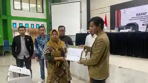 Ketua-KPU-Mamuju-Indo-Upe-serahkan-hasil-rekapitulasi-suara-Pilkada-2024-ke-Bawaslu.jpg