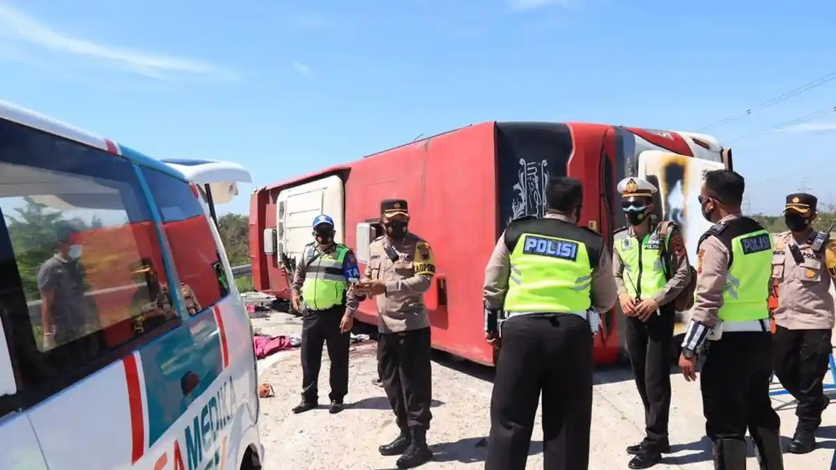 Penyebab Kecelakaan Bus Sudiro Tungga Jaya di Tol Pejagan-Pemalang, Disebut Terguling, 8 Orang Tewas
