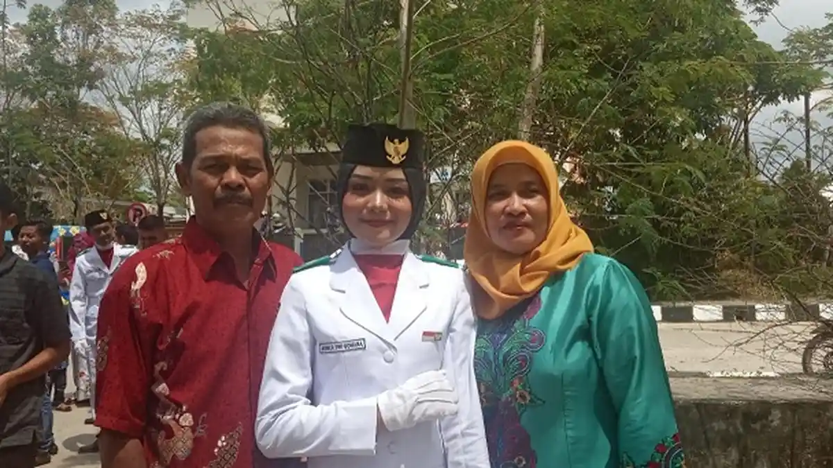 Haru dan Bangga, Putri Buruh Harian Lepas Jadi Pembawa Baki di Upacara HUT ke 74 RI di PPU