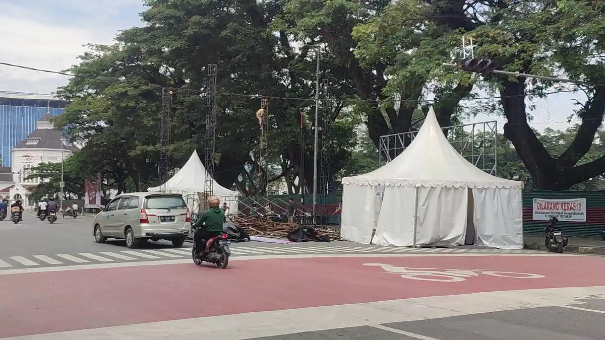 Pekerja Pasang Panggung Pesta Rakyat, Petugas Dishub Buka Tutup Jalan Balai Kota Medan