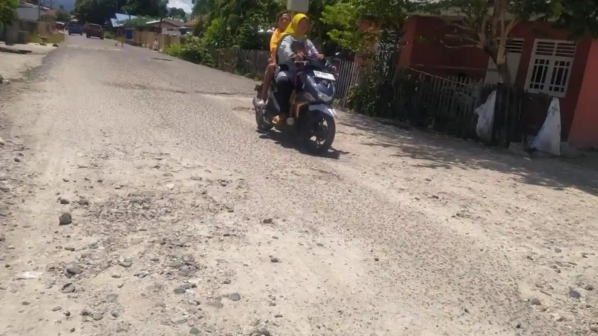 Jalan Berlubang Sepanjang 7 Meter di Pohuwato Gorontalo Bahayakan Pengguna Jalan