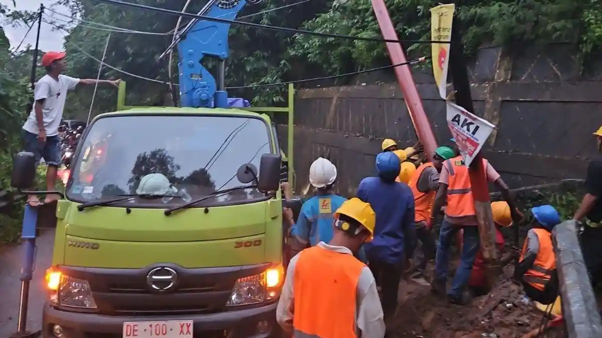 PLN UP3 Ambon Gerak Cepat Pulihkan Listrik Akibat Pohon Tumbang