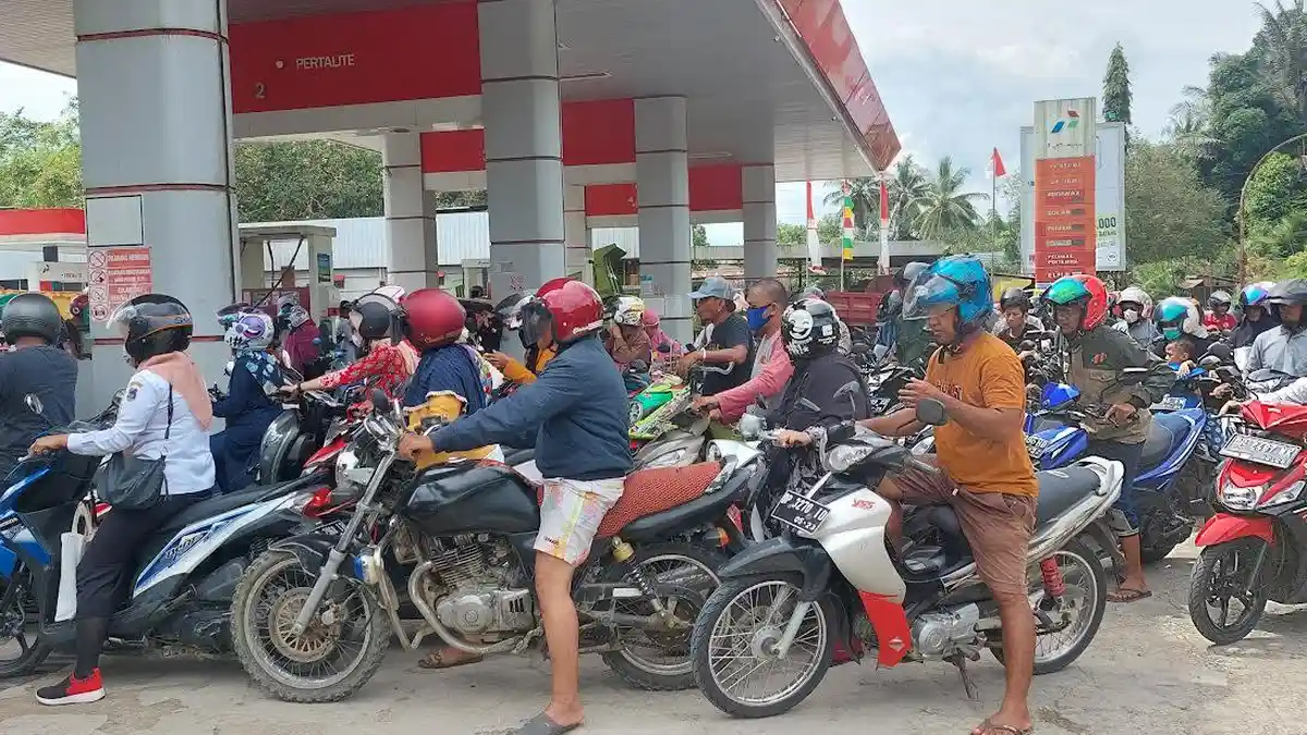 Pertalite dan Solar Langka, Puluhan Kendaraan Tumpah di SPBU Galonta Enrekang