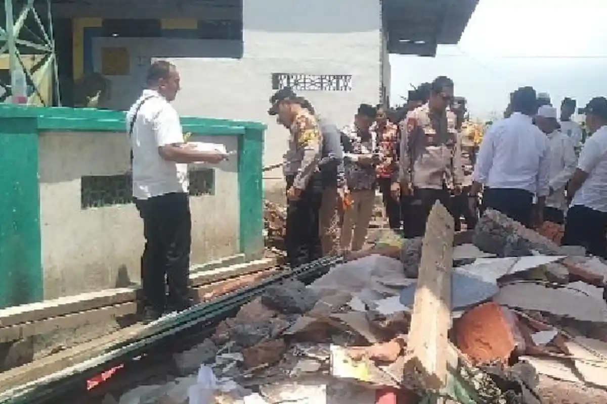 Setelah Al Khoziny, Kini Atap Ponpes di Situbondo Ambruk Tewaskan Satu Santriwati & Belasan Terluka