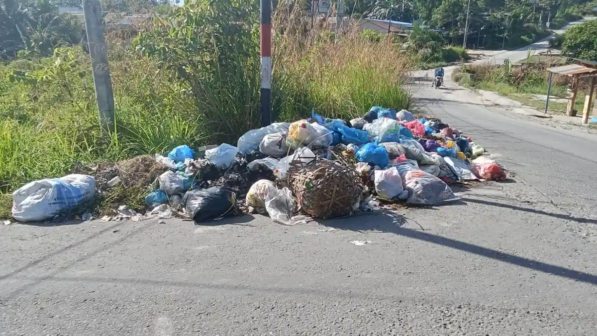 Sampah Kembali Bertumpuk di Pinggir Jalan Gang Bencong Gunung Meriah 