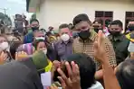 Wali-Kota-Medan-Bobby-Nasution-saat-diserbu-puluhan-warga-terkait-bantuan-PKH.jpg