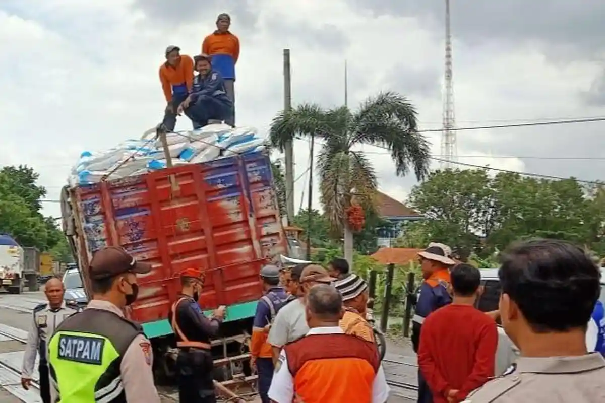 4 Perjalanan Kereta Api Tertunda Imbas Truk Gandeng Patas As di Tengah Rel Barat Terminal Lamongan
