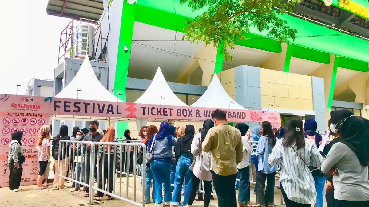 BREAKING NEWS: Penonton Konser Mahalini di Gorontalo Mulai Antri Sejak Pukul 10 Pagi