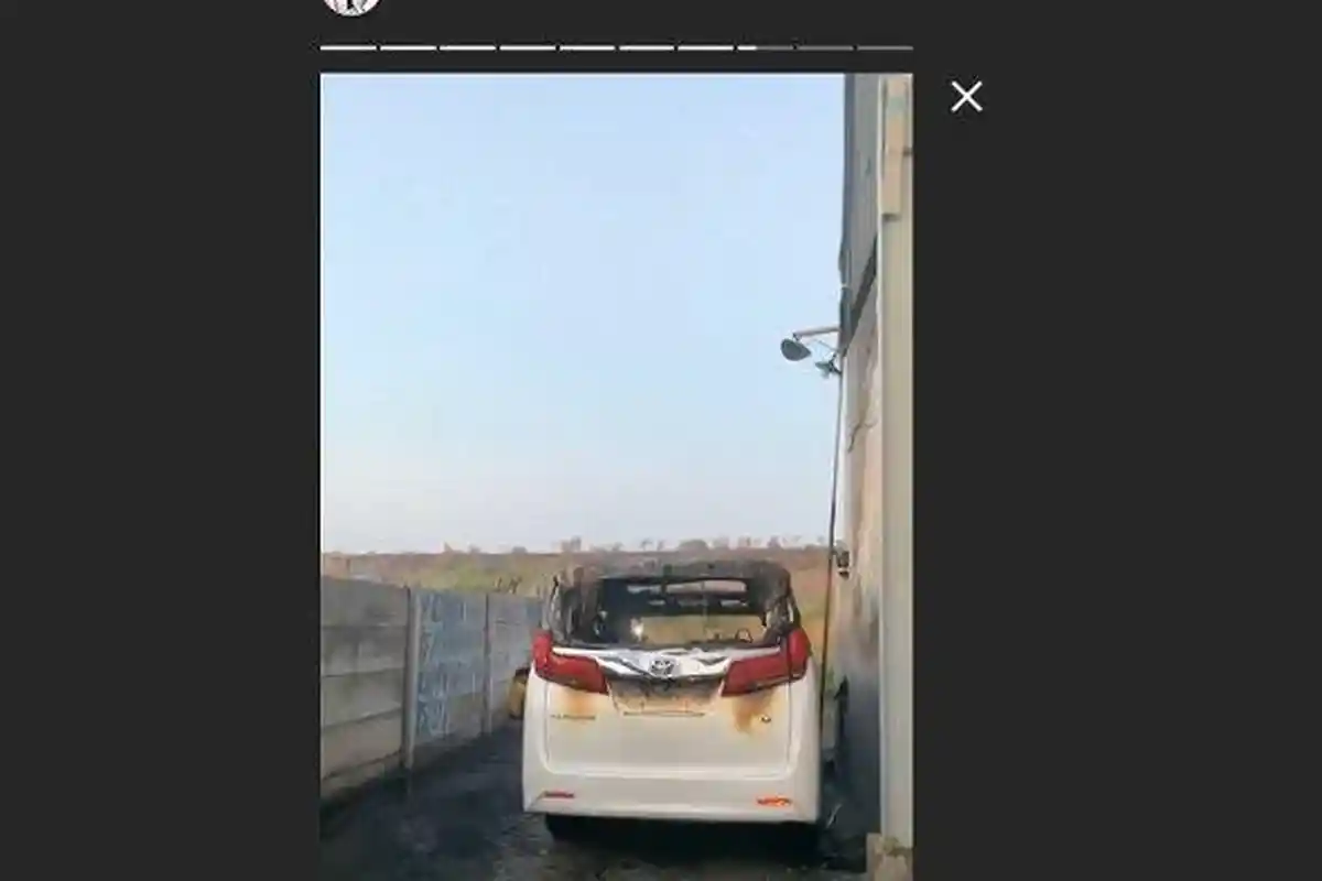 Rekam Detik-detik Mobil Alphardnya Terbakar, Via Vallen: Tadi Ada Orang Kesini Bawa Bensin