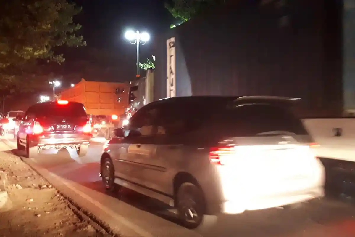 Malam-Malam, Macet 2 KM di Poros Maros-Makassar, Ini Penyebabnya