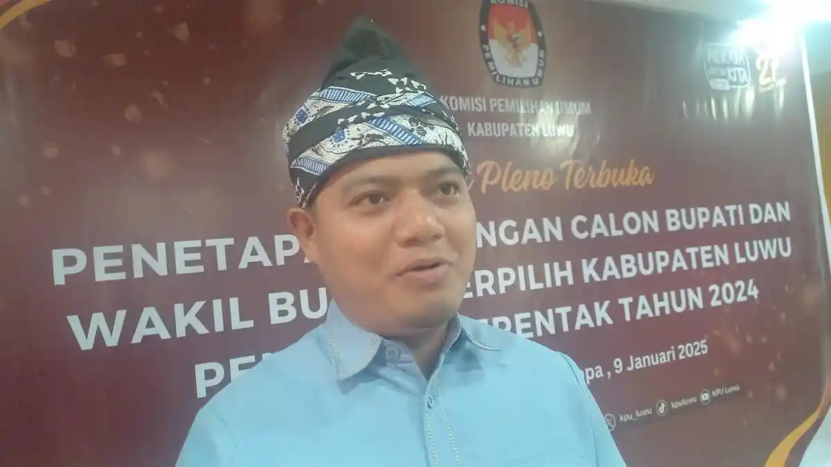 Makna Ikat Kepala 'Pasappu' Dipakai Dhevy Bijak saat Pentapan Bupati dan Wakil Bupati Luwu Terpilih