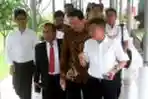 Jonan dan Ahok Berbicang Berjalan Menuju Rapat Kabinet Terbatas