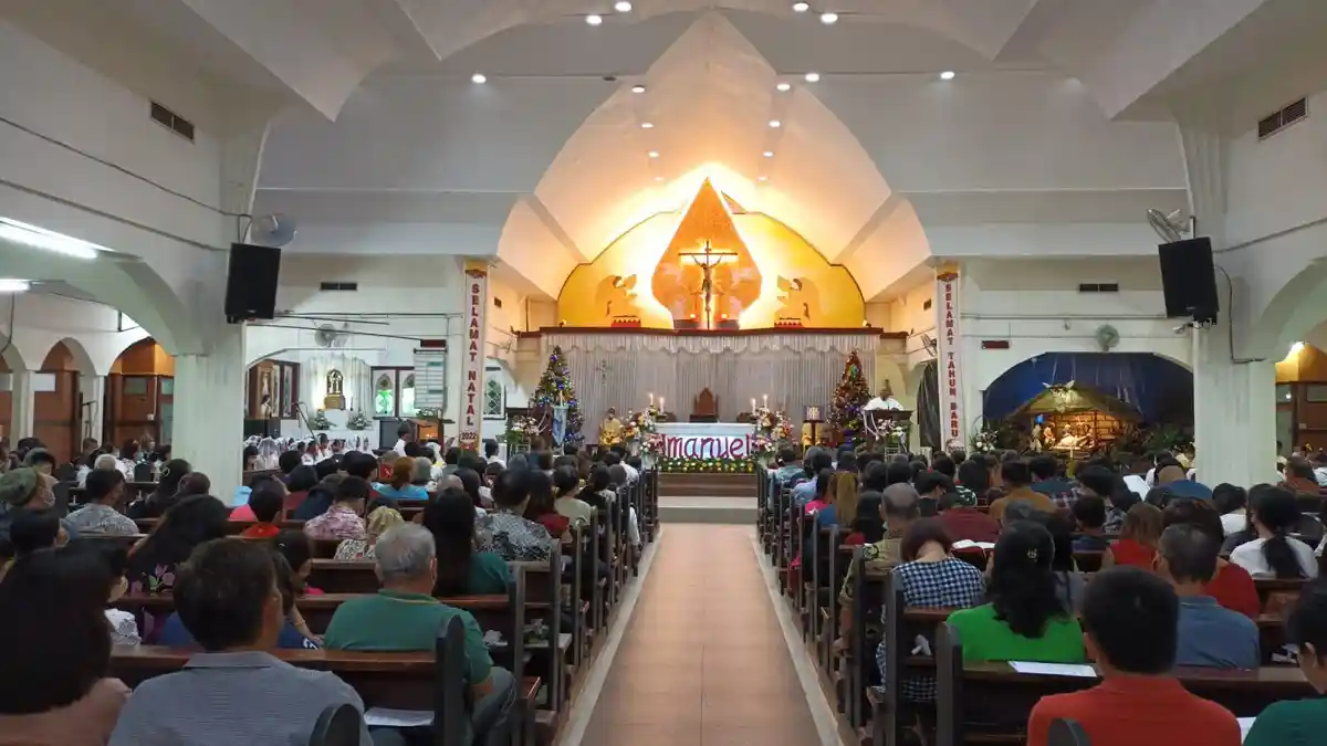 Rayakan Misa Malam Natal, Umat Katolik Diajak Membuka Pintu Keluarga untuk Yesus yang Lahir