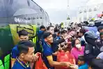 Momen Skuad Bhayangkara FC Berbagi Takjil di Bandar Lampung, Warga Berebut Minta Foto